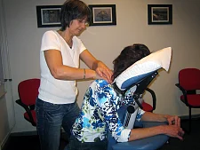 Masseurin bei der Arbeit