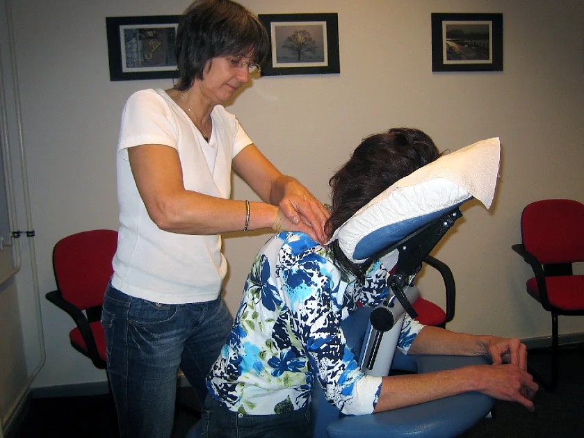 Masseurin bei der Arbeit