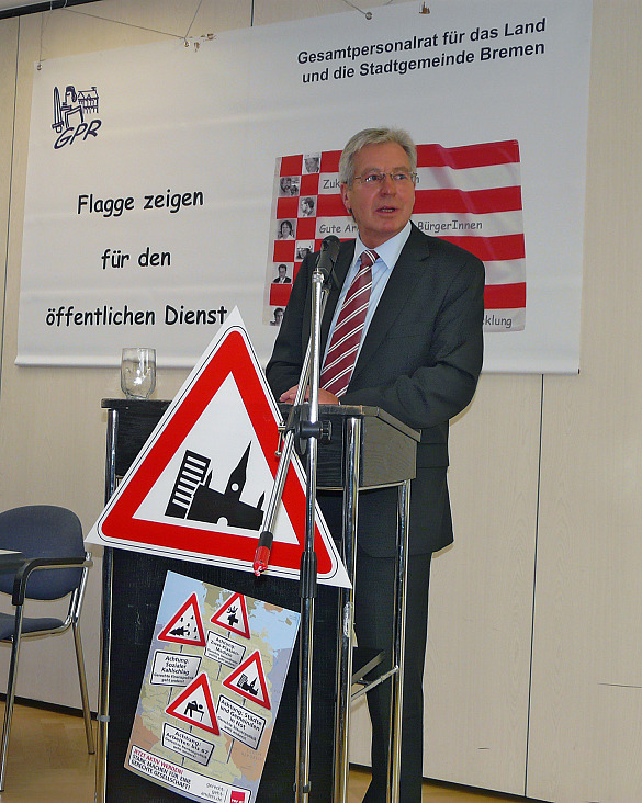 Bürgermeister Jens Böhrnsen spricht am Podium