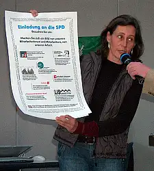 Personalratsvorsitzende Werkstatt Bremen hält die Einladung für die PolitikerIn hoch