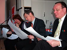 Die PolitikerIn lesen ihre Einladungen