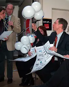 Frau Rodriguez überreicht die Einladungen an die PolitikerIn