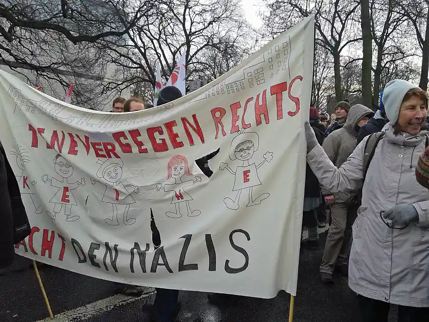Banner mit der Aufschrift "Gegen Rechts"