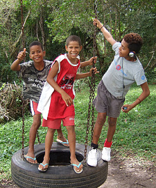 Foto zeigt 3 Jungen beim Spielen