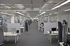 Der Briefwahl-Auszählraum mit vielen Tischen