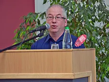 Roland Oelker am Rednerpult