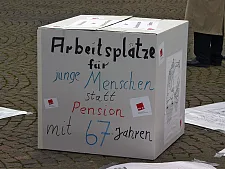 Ein beschrifter Würfel aus Pappe, Schriftzug: Arbeitsplätze für junge Menschen