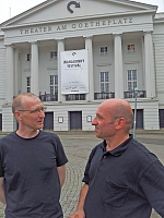 Dirk Bauer und Dieter Leinfelder stehen vor dem Bremer Theater