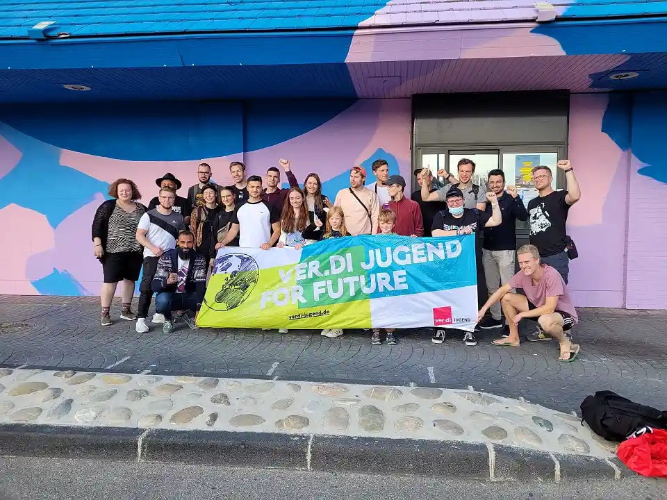 Eine Gruppe junger Menschen mit einem Transparent mit der Aufschrift ver.di Jugend for future