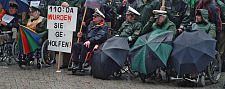 Demonstration: Uniformierte Polizisten sitzen in Rollstühlen