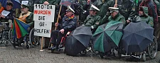 Demonstration: Uniformierte Polizisten sitzen in Rollstühlen
