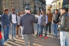 Ein Stadtführer erzählt den Teilnehmern Geschichtliches über Bremen