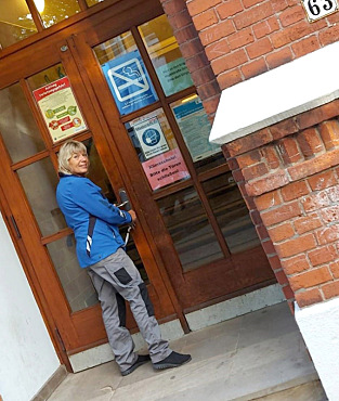 Cerstin Klinge-Bossmann vor dem Eingang ihrer Schule