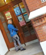 Cerstin Klinge-Bossmann vor dem Eingang ihrer Schule