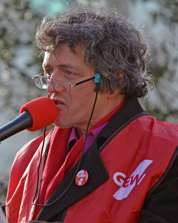 Christian Gloede spricht in ein Mikrophon