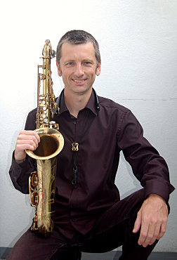 Porträt mit Saxophon von Christian Janssen