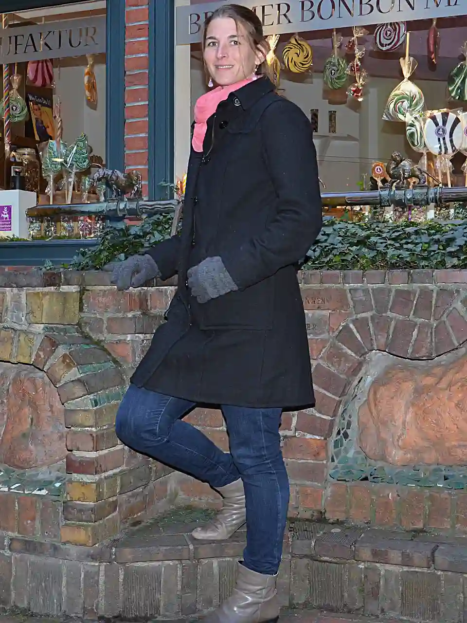 Christina Biese vor einem Brunnen im Schnoor