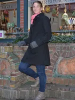 Christina Biese vor einem Brunnen im Schnoor