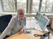 Dörte Scholz an ihrem Büroarbeitsplatz