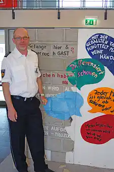 Thomas Müller vor einer Präsentationswand