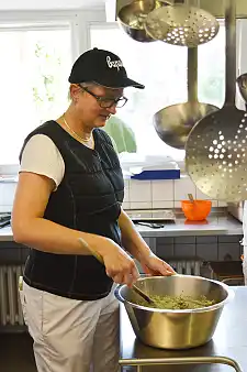 Sonja Gerseman rührt in einer Schüssel