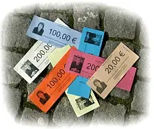 Geldscheine, die auf der Straße liegen