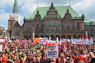 Der Bremer Marktplatz voller Menschen