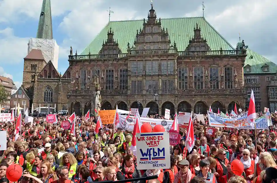 Der Bremer Marktplatz voller Menschen