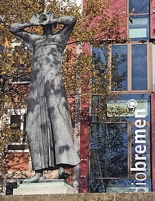 Statue Der Rufer von Gerhard Marcks vor dem Eingang von Radio Bremen