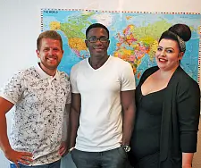 Drei Personen stehen vor einer Landkarte