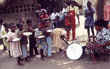 Foto zeigt Kinder bei der Essensausgabe im Waisenkinderdorf