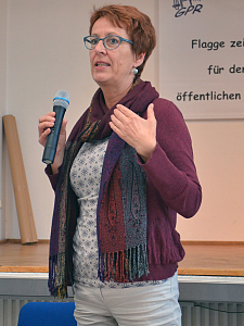 Doris Hülsmeier mit Mikrophon
