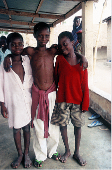 Foto von drei Jungen, die sich umarmen