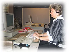 Telefonistin am Telefon in der Stadtvermittlung