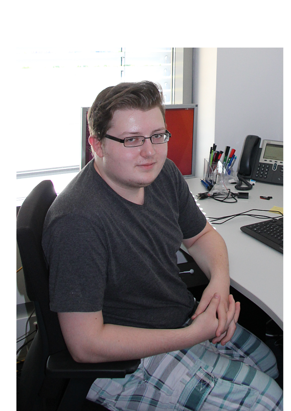 Porträt von Eric Schädler am PC sitzend