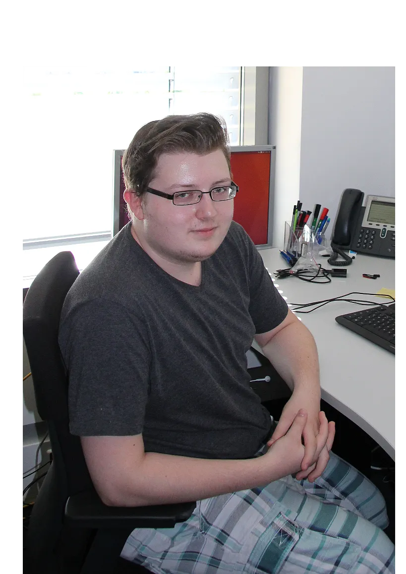 Porträt von Eric Schädler am PC sitzend