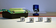 Foto, auf dem die Buchstabenwürfel das Wort FAIR bilden