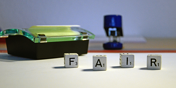 Foto, auf dem die Buchstabenwürfel das Wort FAIR bilden