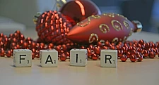 Die Buchstabenwürfel bilden das Wort FAIR