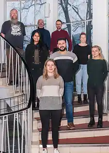 Eine Gruppe junger Menschen auf einer Treppe stehend