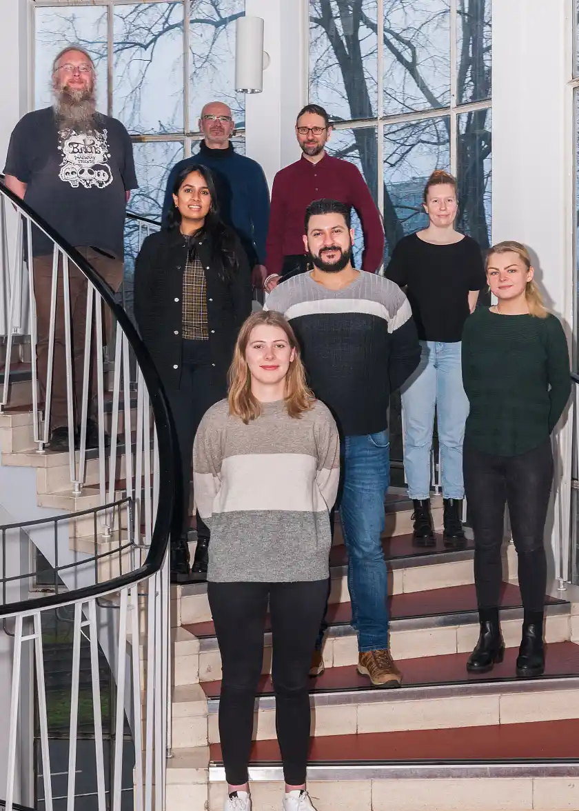 Eine Gruppe junger Menschen auf einer Treppe stehend