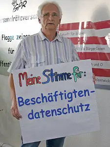 Fred Hoppe mit Schild: Meine Stimme für...