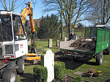 Arbeitsmaschinen auf dem Friedhof