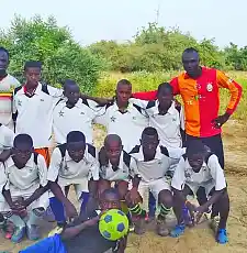 Fußballmannschaft mit Trainer