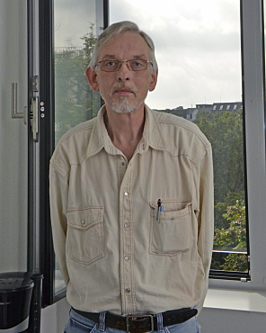 Erich Günther vor dem geöffneten Fenster im Siemens-Hochhaus