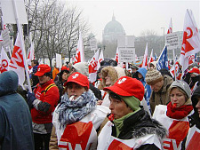 Foto von streikenden Kolleginnen und Kollegen in Berlin