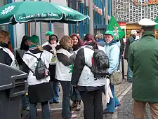 Foto von streikenden Kolleginnen und Kollegen vor dem BürgerServiceCenter