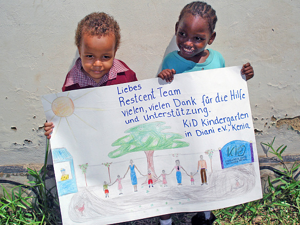2 Kinder aus dem Kindergarten in Diani halten ein selbstbemaltes Bild