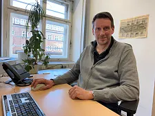 Gero Sieling an seinem Büroarbeitsplatz