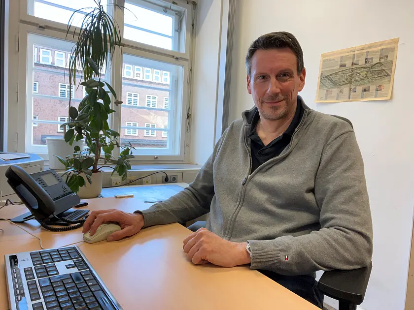 Gero Sieling an seinem Büroarbeitsplatz
